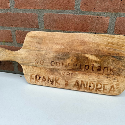 Borrelplank met gebrande tekst
